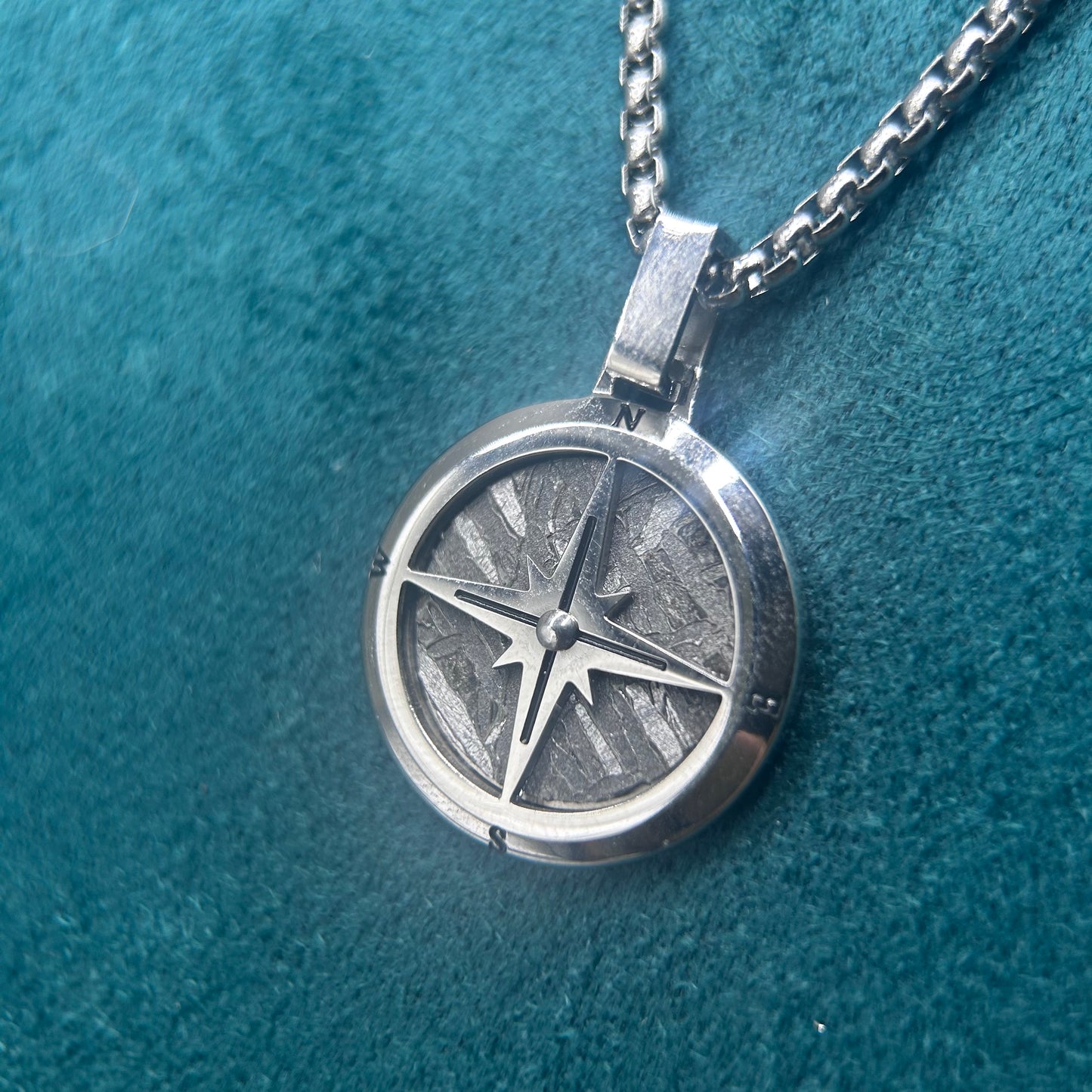 Iron meteorite Necklace pendant,Widmanstätten Pattern,30*22*3.5mm,Handcrafted Space iron Necklace,Unique Celestial Gift,Compass Pendant