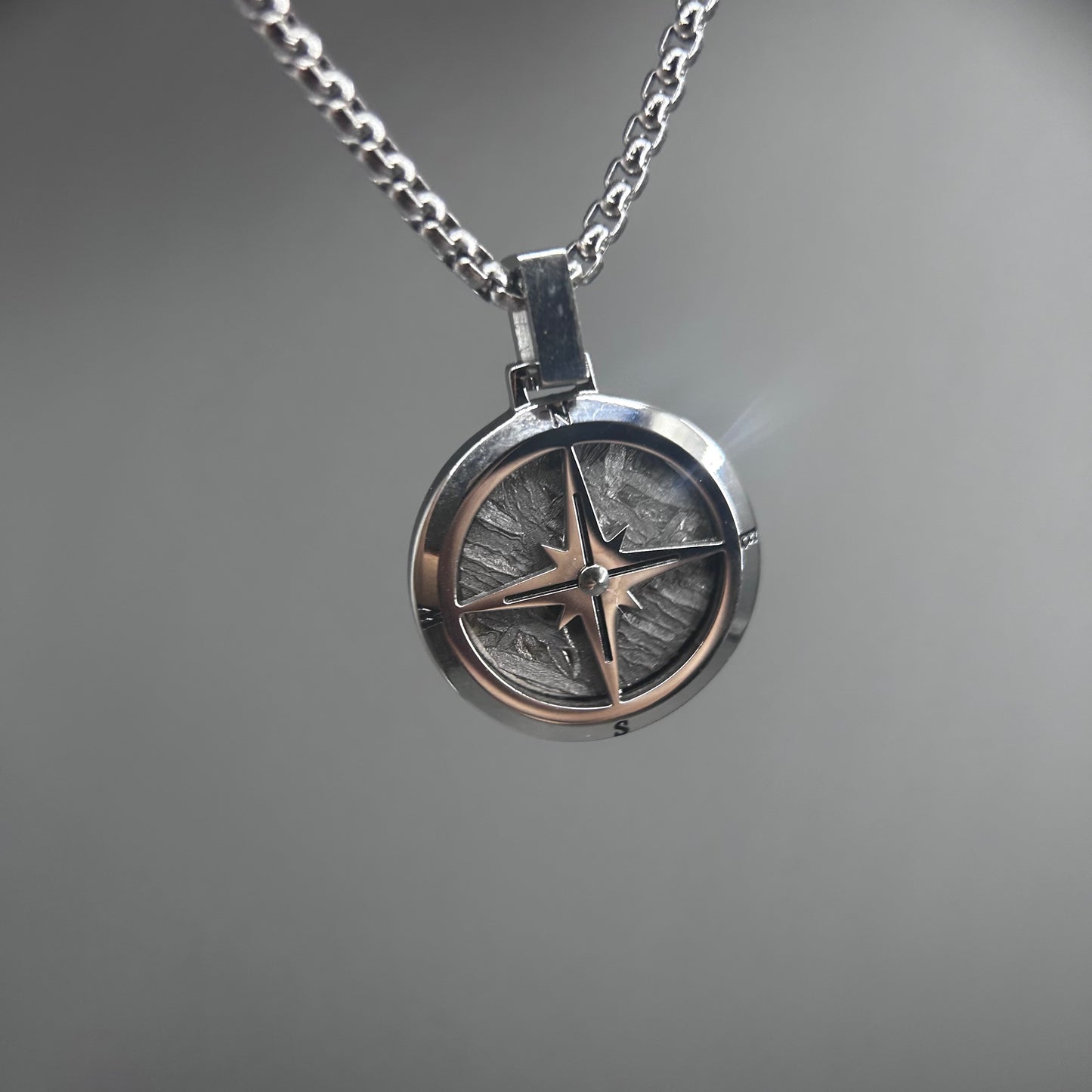 Iron meteorite Necklace pendant,Widmanstätten Pattern,30*22*3.5mm,Handcrafted Space iron Necklace,Unique Celestial Gift,Compass Pendant