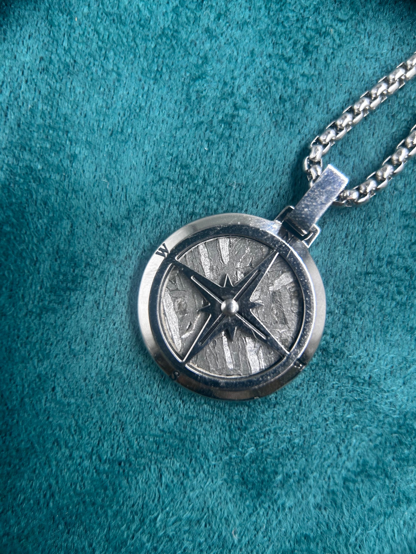 Iron meteorite Necklace pendant,Widmanstätten Pattern,30*22*3.5mm,Handcrafted Space iron Necklace,Unique Celestial Gift,Compass Pendant