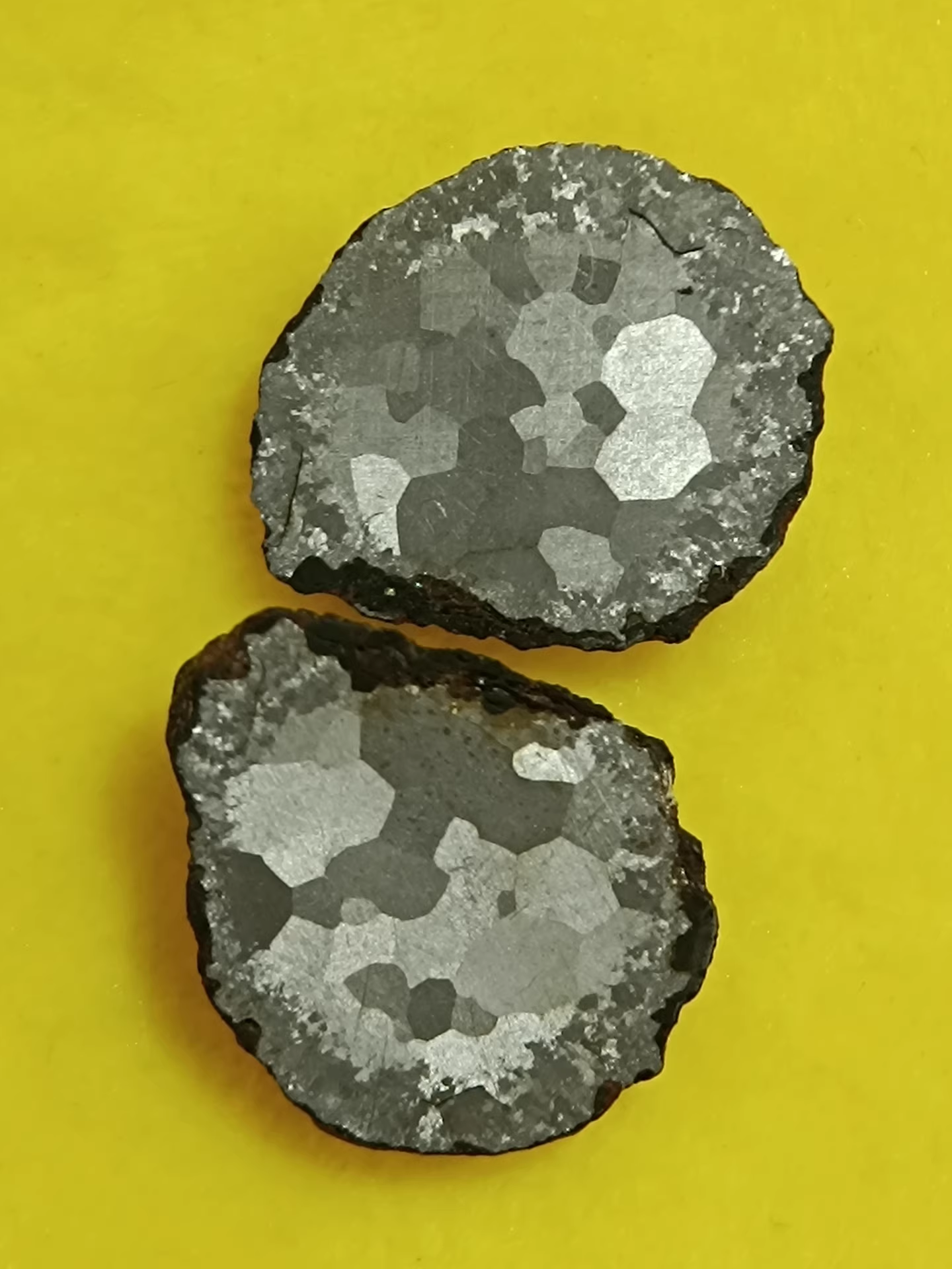Tindouf 007 (Ding Doufu 007) Iron Meteorite – Matched Pair Cut – Ultra-Rare IAB‑complex Recrystallized Iron – Algeria 2020 Discovery – 1.9 g + 2.8 g