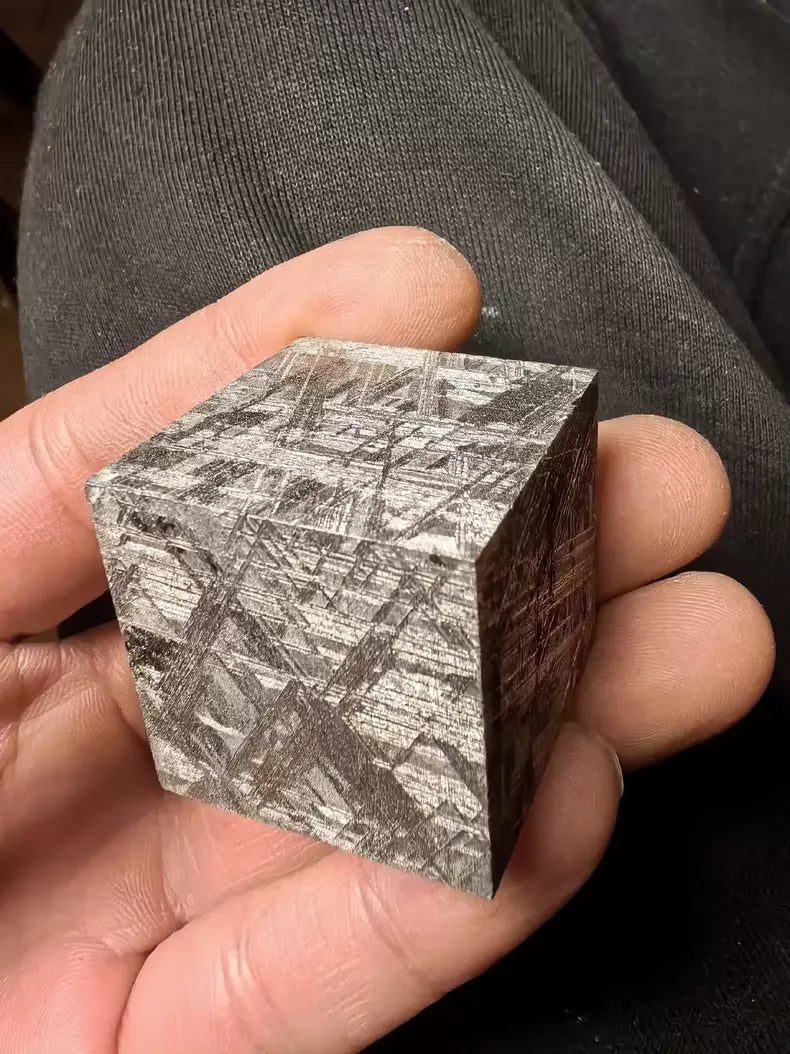 Cubo de meteorito Muonionalusta permitido, cubo perfecto