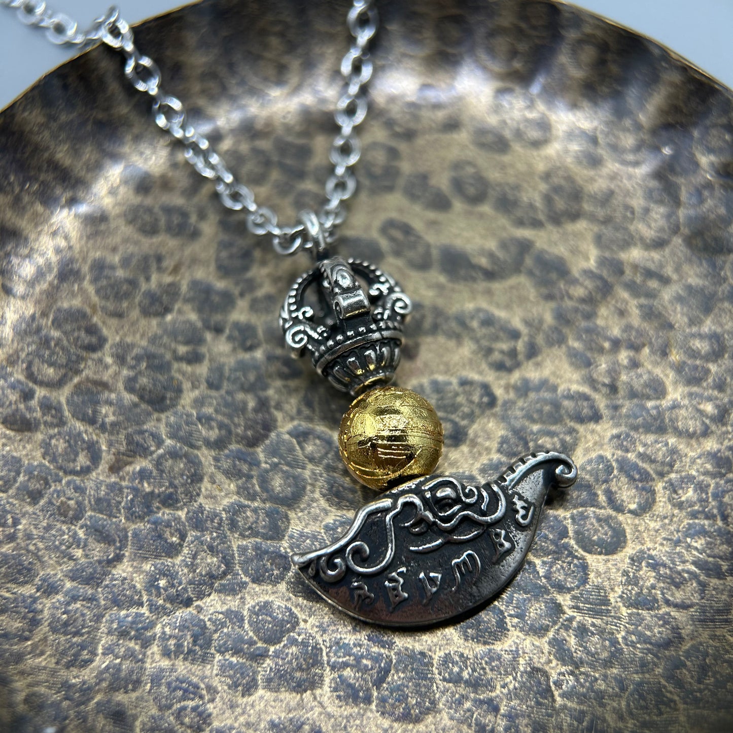 Aletai Iron Meteorite Vajra Knife Pendant | Gilded Meteorite Bead with Silver‑Plated Bronze Symbolic Talisman | Tibetan Amulet Necklace