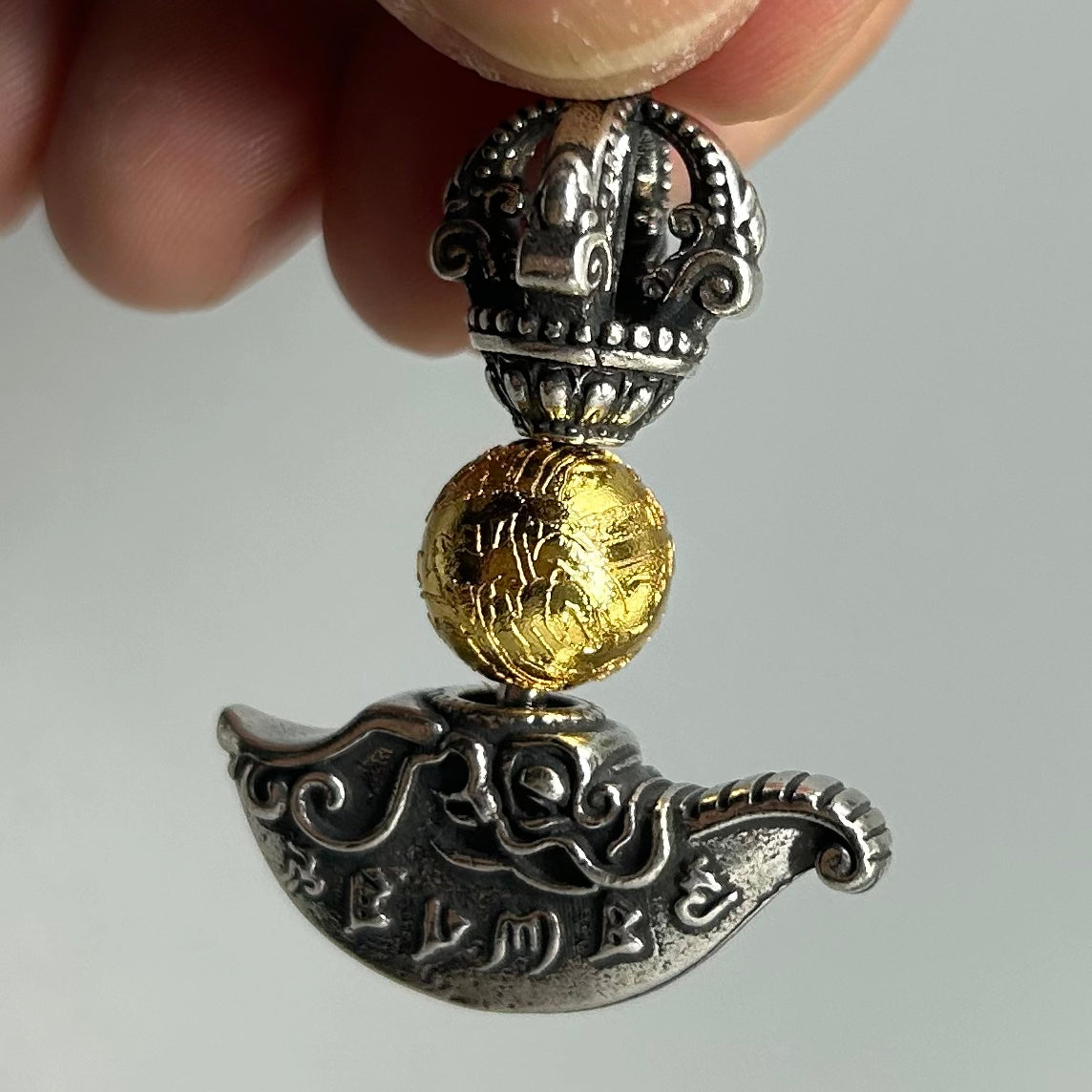 Aletai Iron Meteorite Vajra Knife Pendant | Gilded Meteorite Bead with Silver‑Plated Bronze Symbolic Talisman | Tibetan Amulet Necklace