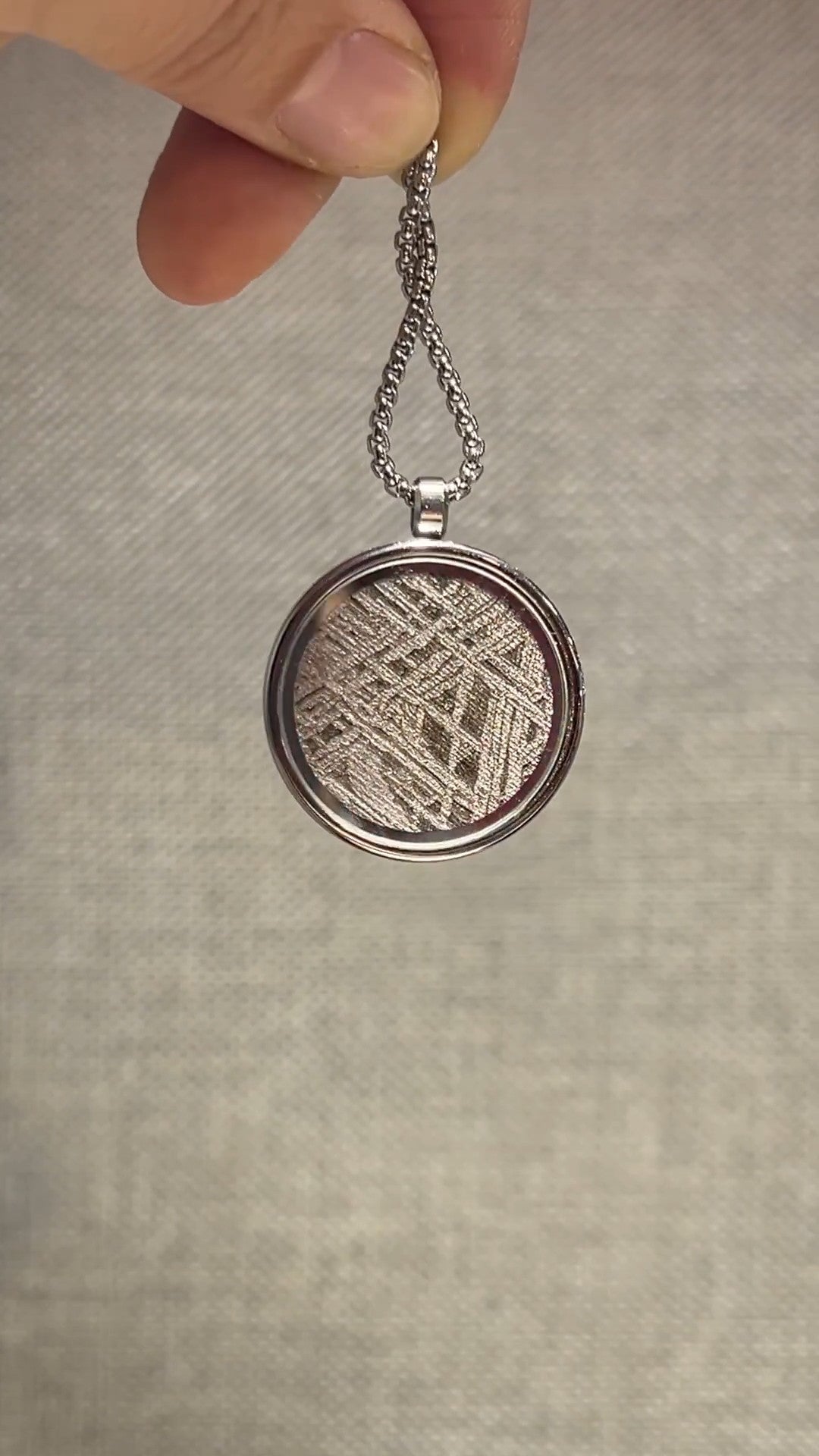 Collier Pièce Planète en Météorite Aletai (30×30×6mm) — Pendentif en Météorite de Fer Authentique, Monture en Alliage