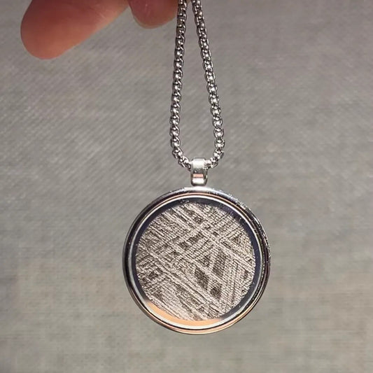 Collar con Moneda Planeta de Meteorito Aletai (30×30×6mm) — Colgante de Meteorito de Hierro Genuino, Montura de Aleación