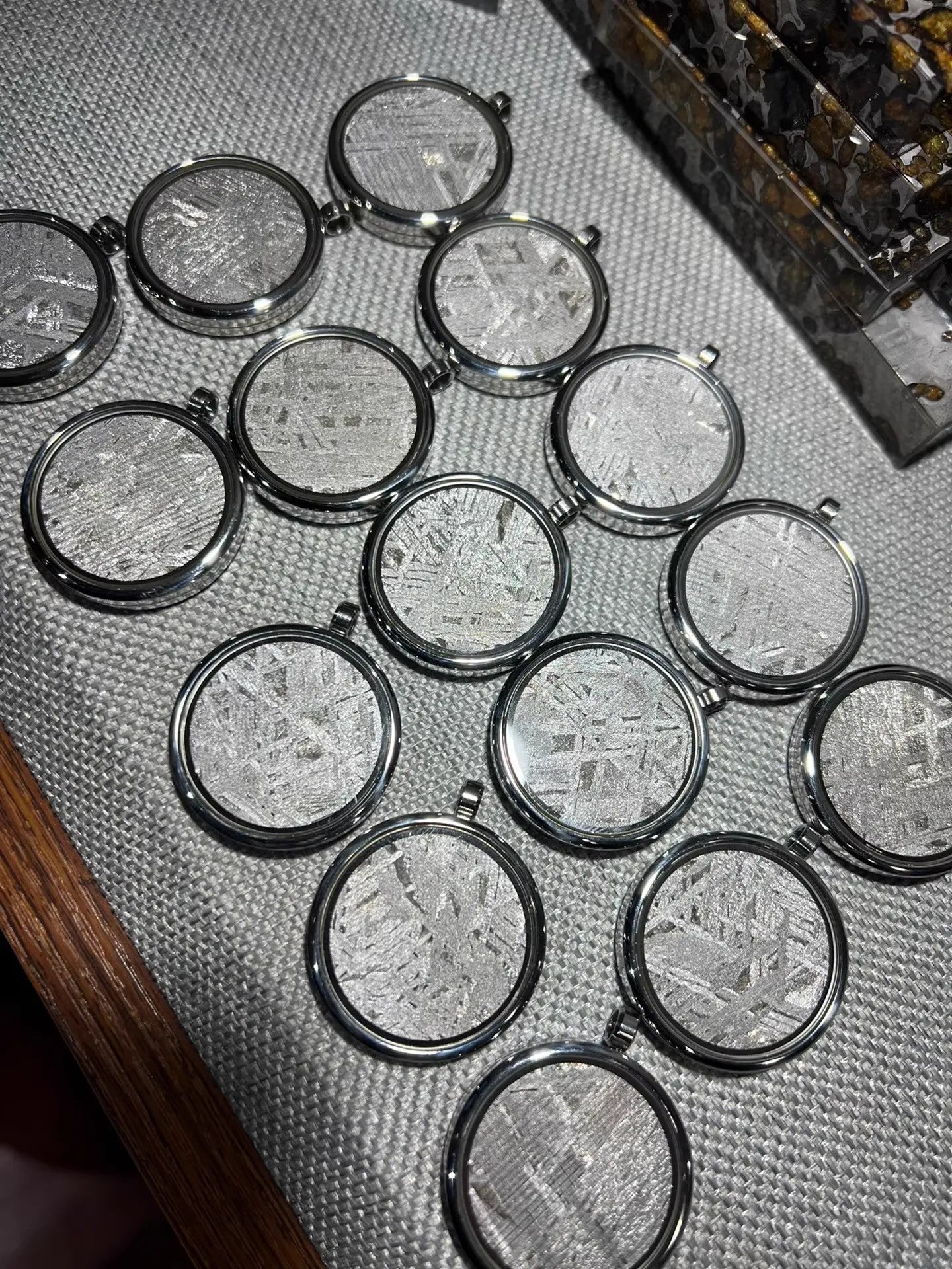 Collier Pièce Planète en Météorite Aletai (30×30×6mm) — Pendentif en Météorite de Fer Authentique, Monture en Alliage