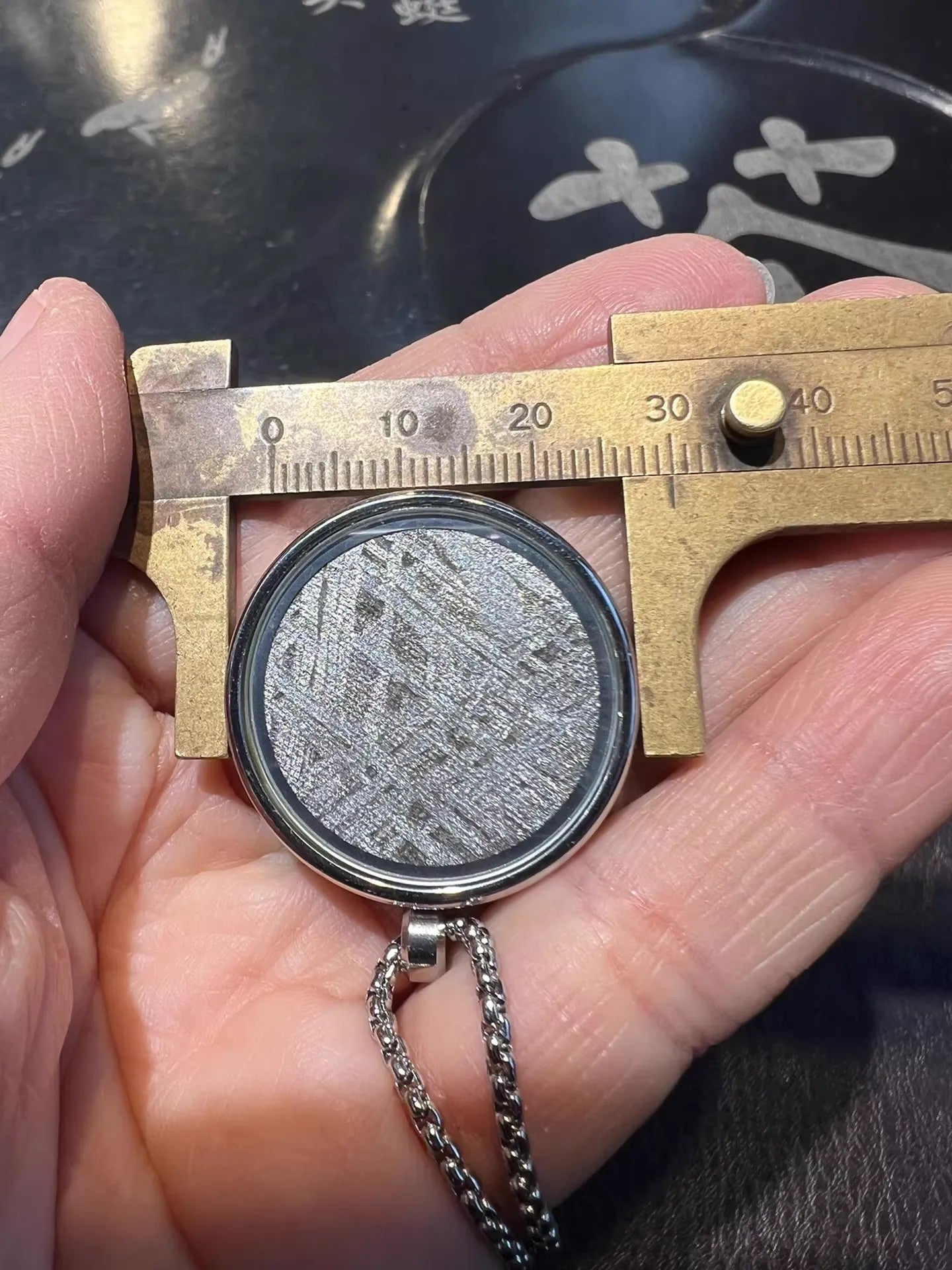 Collier Pièce Planète en Météorite Aletai (30×30×6mm) — Pendentif en Météorite de Fer Authentique, Monture en Alliage