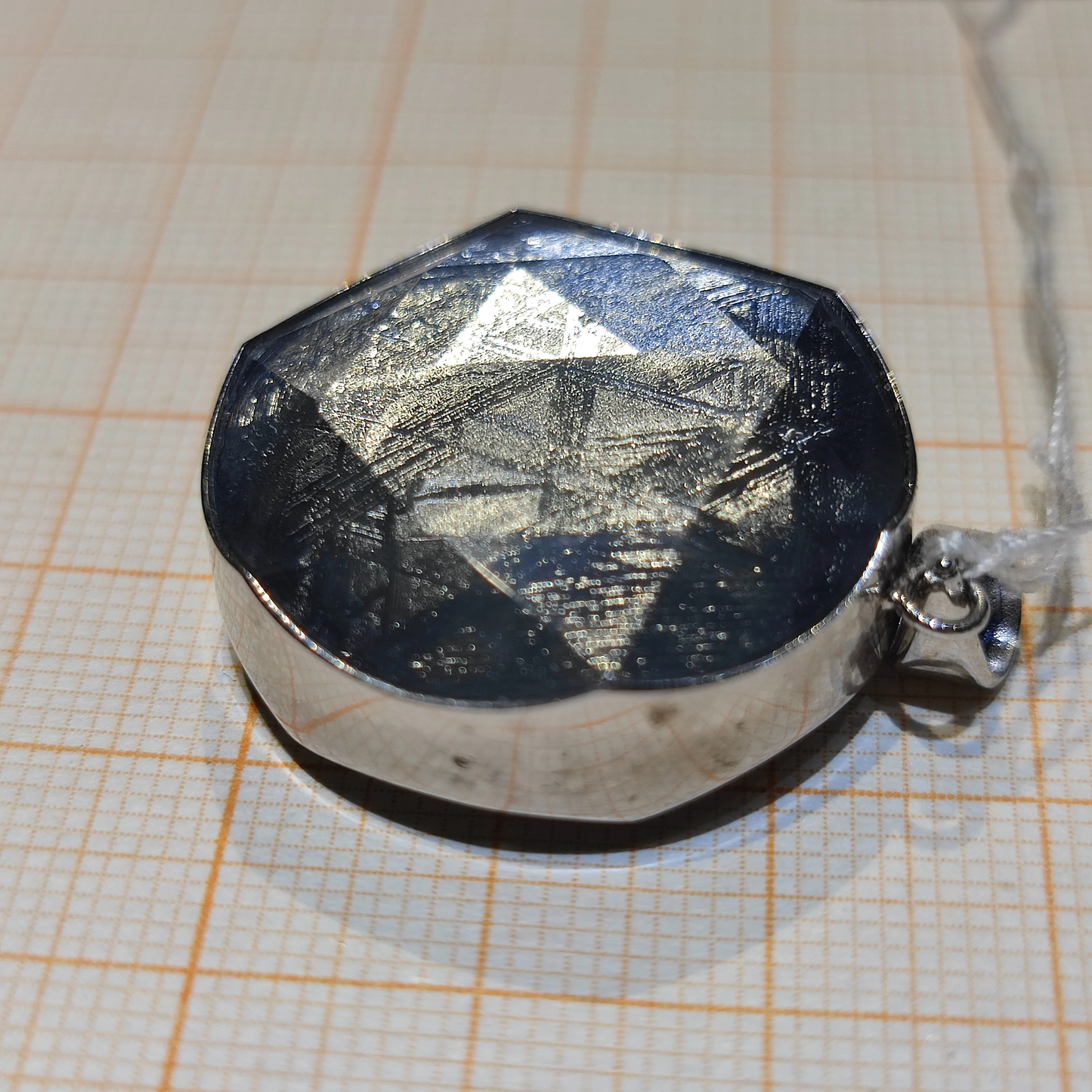 Colgante Redondo Chapado en Plata de Meteorito de Hierro Muonionalusta Genuino - Joyería de Meteorito Sanador Muonionalusta de 10-50mm