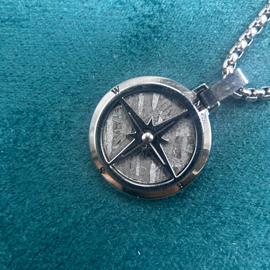 Iron meteorite Necklace pendant,Widmanstätten Pattern,30*22*3.5mm,Handcrafted Space iron Necklace,Unique Celestial Gift,Compass Pendant