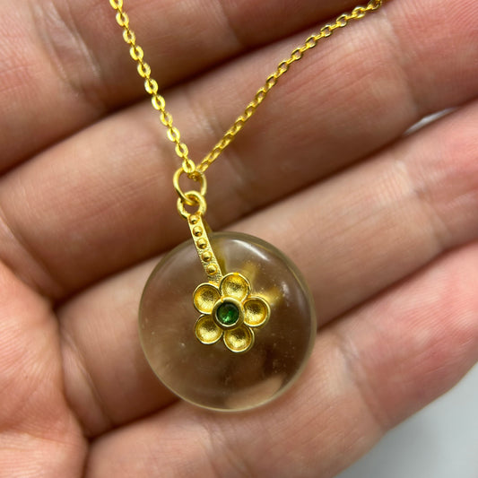 Libysches Wüstenglas Lotus Anhänger – 20mm spirituelle Tektit Halskette mit Goldanhänger & grünem Edelstein