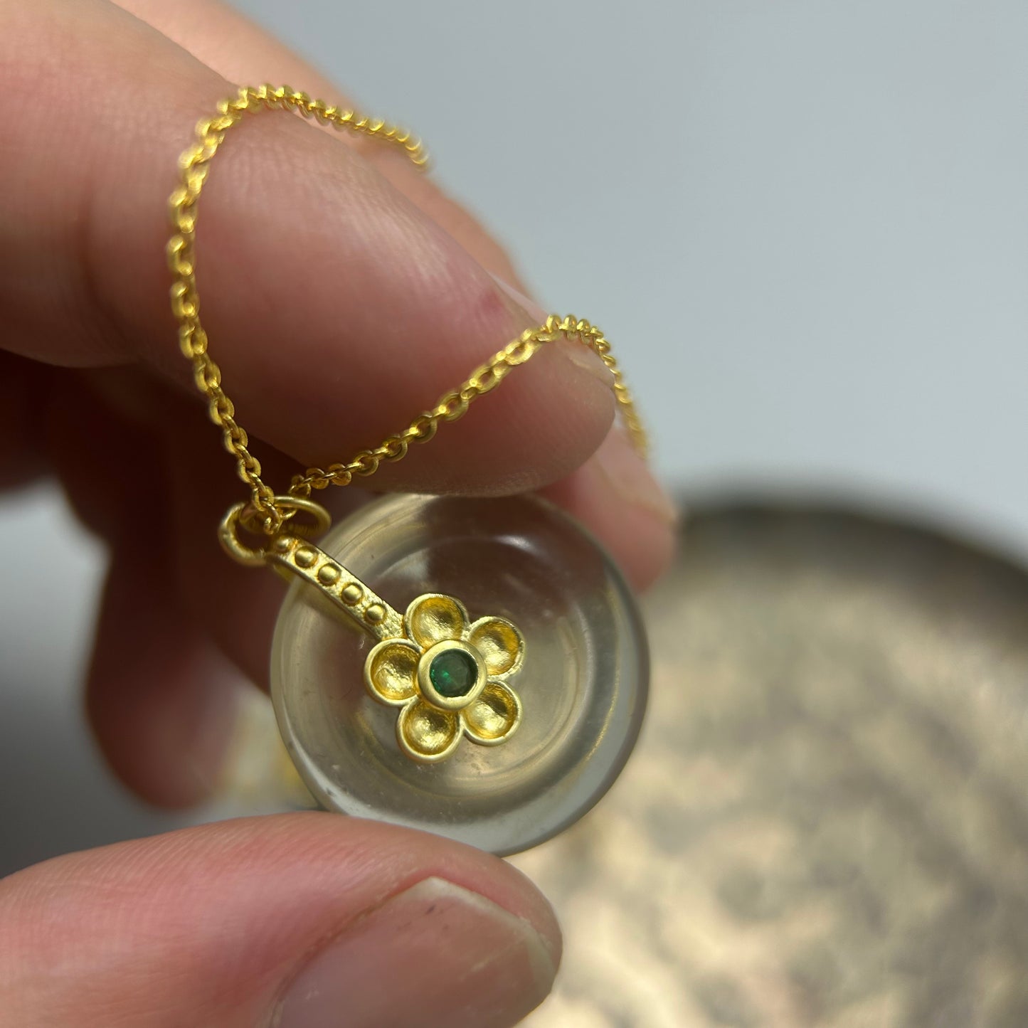 リビア砂漠ガラス蓮ペンダント – 20mmスピリチュアルテクタイトネックレス、ゴールドチャーム＆グリーンジェムストーン付き