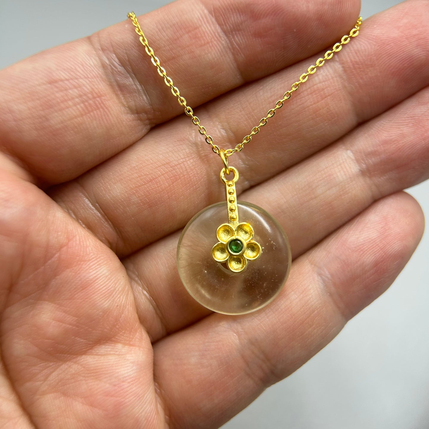 リビア砂漠ガラス蓮ペンダント – 20mmスピリチュアルテクタイトネックレス、ゴールドチャーム＆グリーンジェムストーン付き