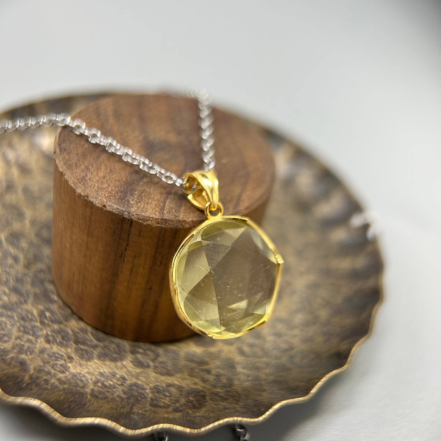 Libyan Desert Glass Satellite Pendant – Genuine Impactite Meteorite Gem| 20 mm Round Cut| Golden Cosmic Jewelry Gift|Limited Holiday Edition