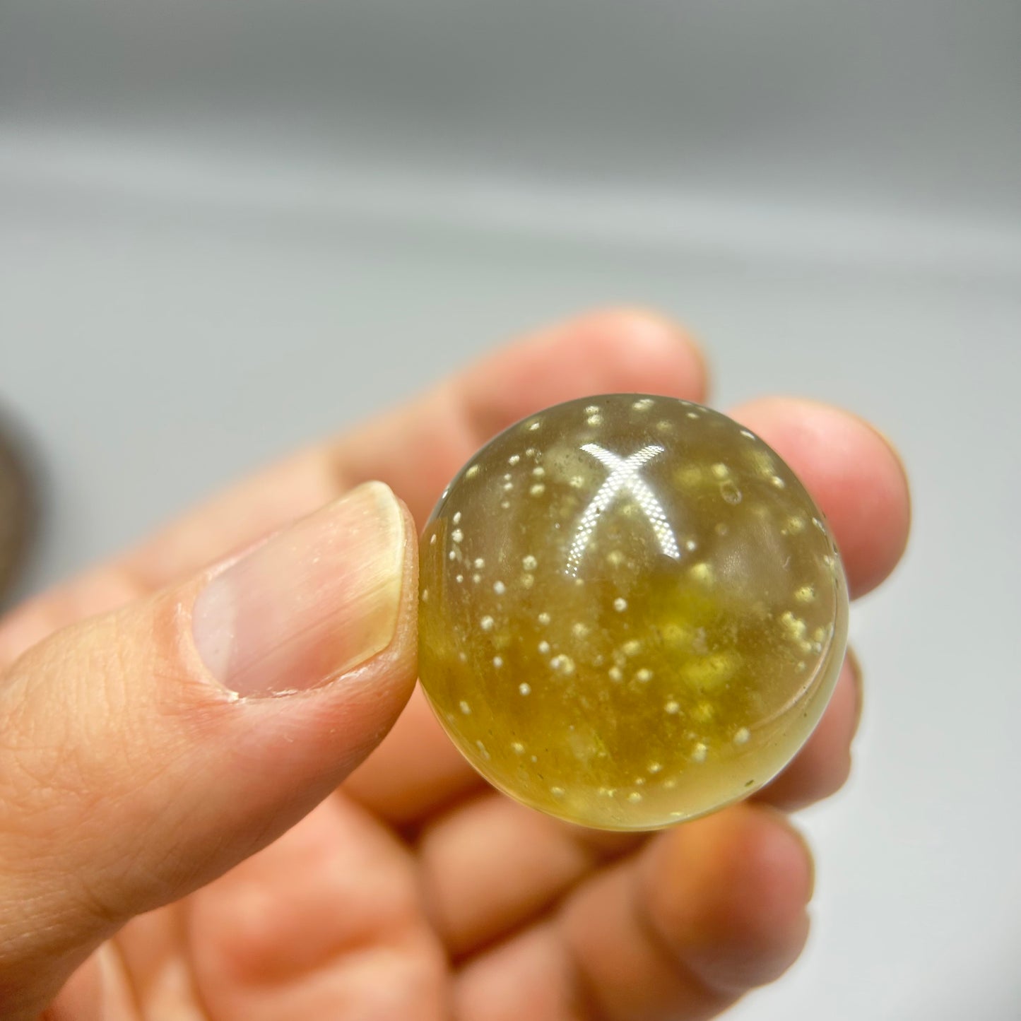 Libysche Wüstenglas Kugel 30mm – antiker Tektit Kristallkugel vom Meteoriteneinschlag | Energie-Handstein, Sammlerstück, Heilkugel