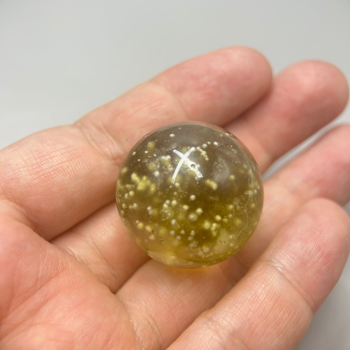 Libysche Wüstenglas Kugel 30mm – antiker Tektit Kristallkugel vom Meteoriteneinschlag | Energie-Handstein, Sammlerstück, Heilkugel