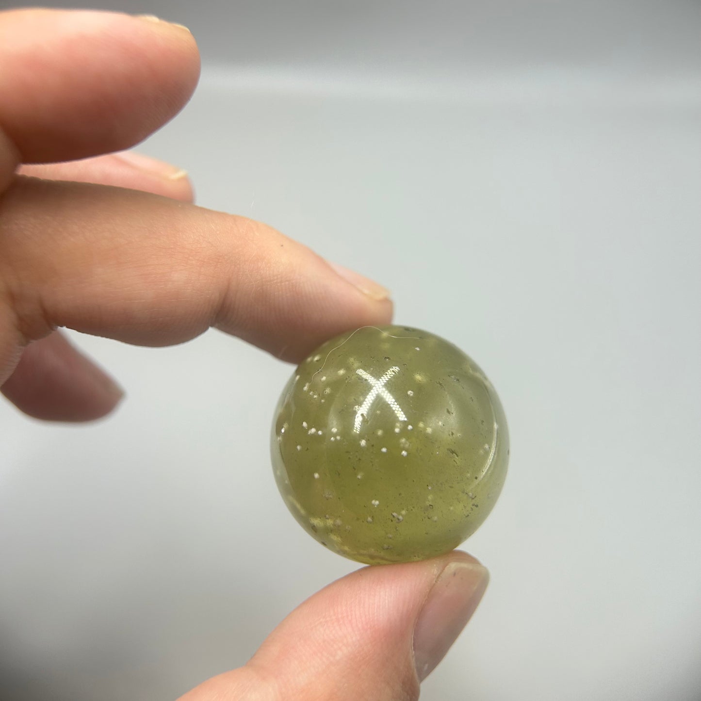 Libysche Wüstenglas Kugel 30mm – antiker Tektit Kristallkugel vom Meteoriteneinschlag | Energie-Handstein, Sammlerstück, Heilkugel