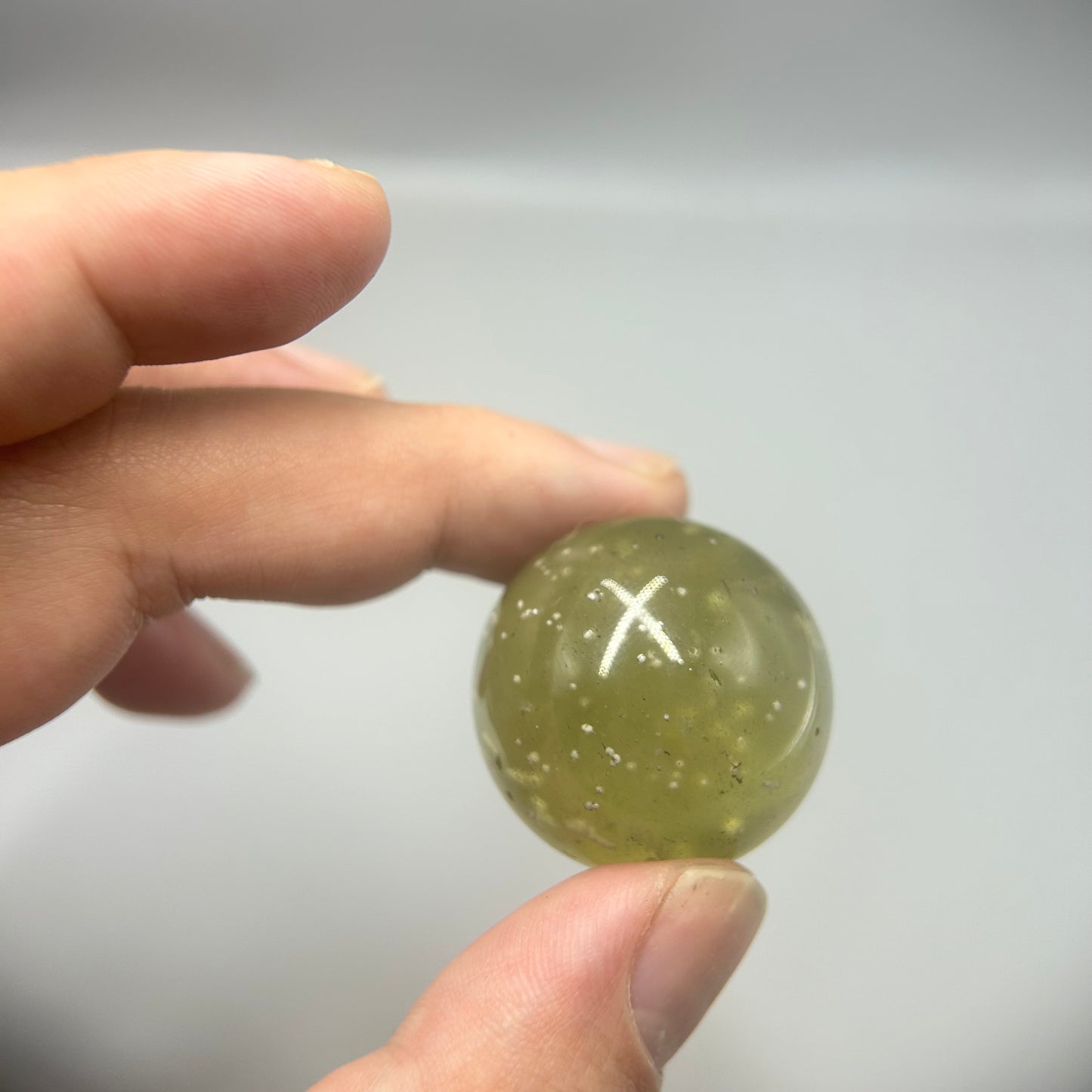 Libysche Wüstenglas Kugel 30mm – antiker Tektit Kristallkugel vom Meteoriteneinschlag | Energie-Handstein, Sammlerstück, Heilkugel