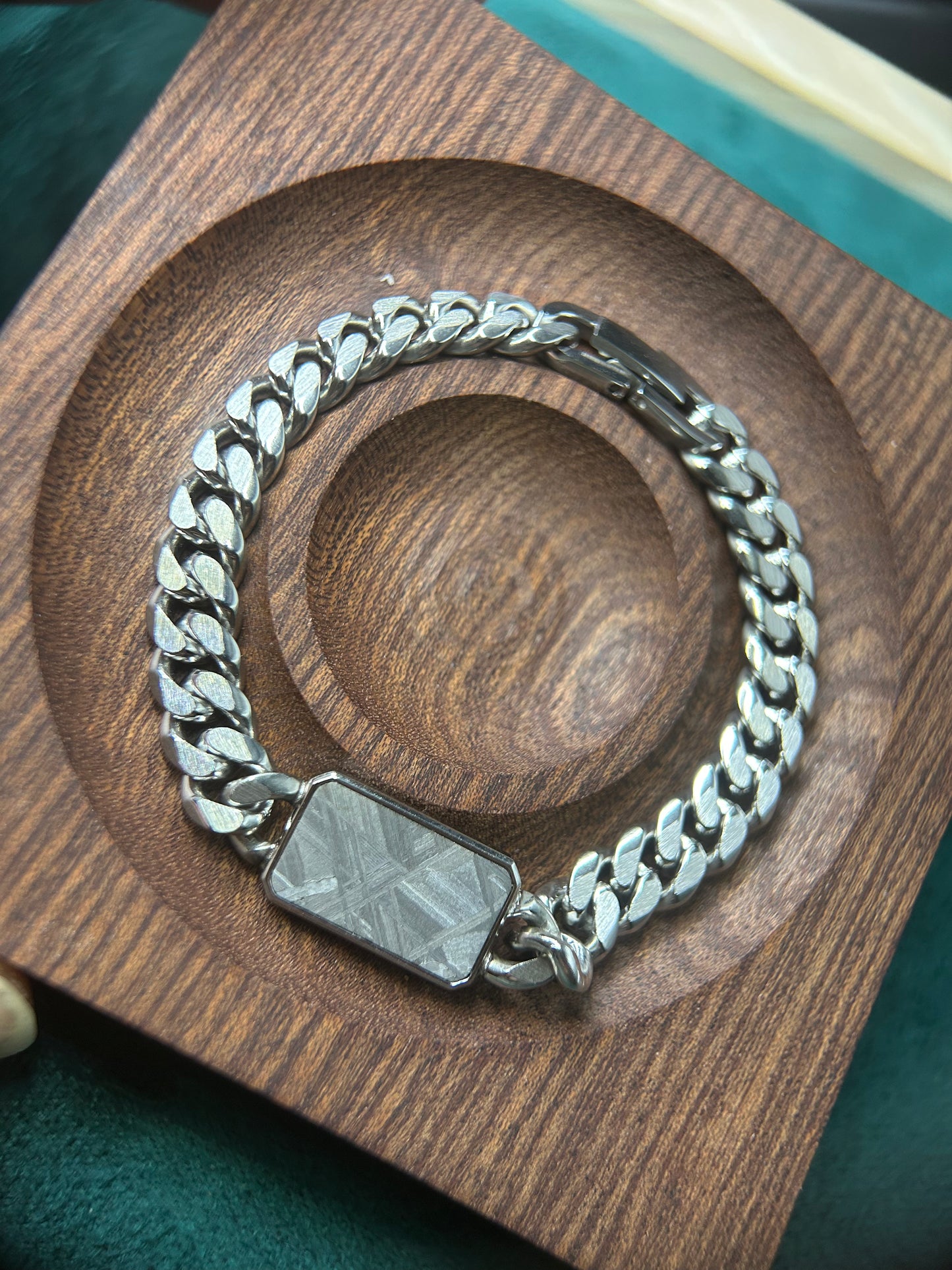 Muonionalusta Meteorite Bracelet – Fine Octahedrite from Sweden – 18 × 12 mm Slice – 17–20 cm Bracelets– Certificate & Gift Box Included