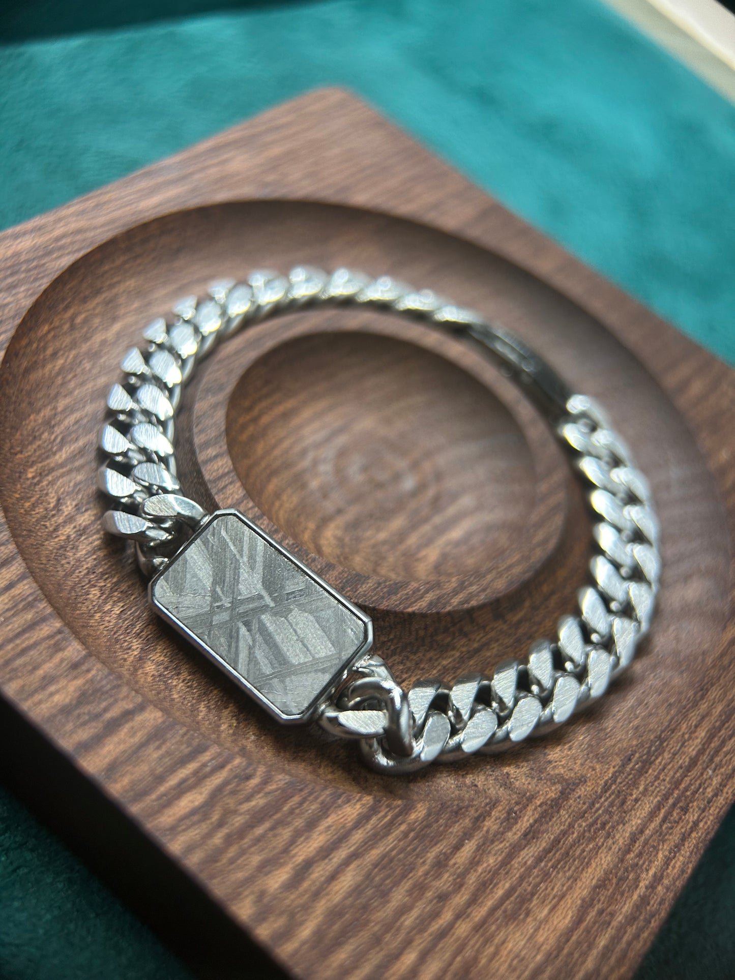 Muonionalusta Meteorite Bracelet – Fine Octahedrite from Sweden – 18 × 12 mm Slice – 17–20 cm Bracelets– Certificate & Gift Box Included