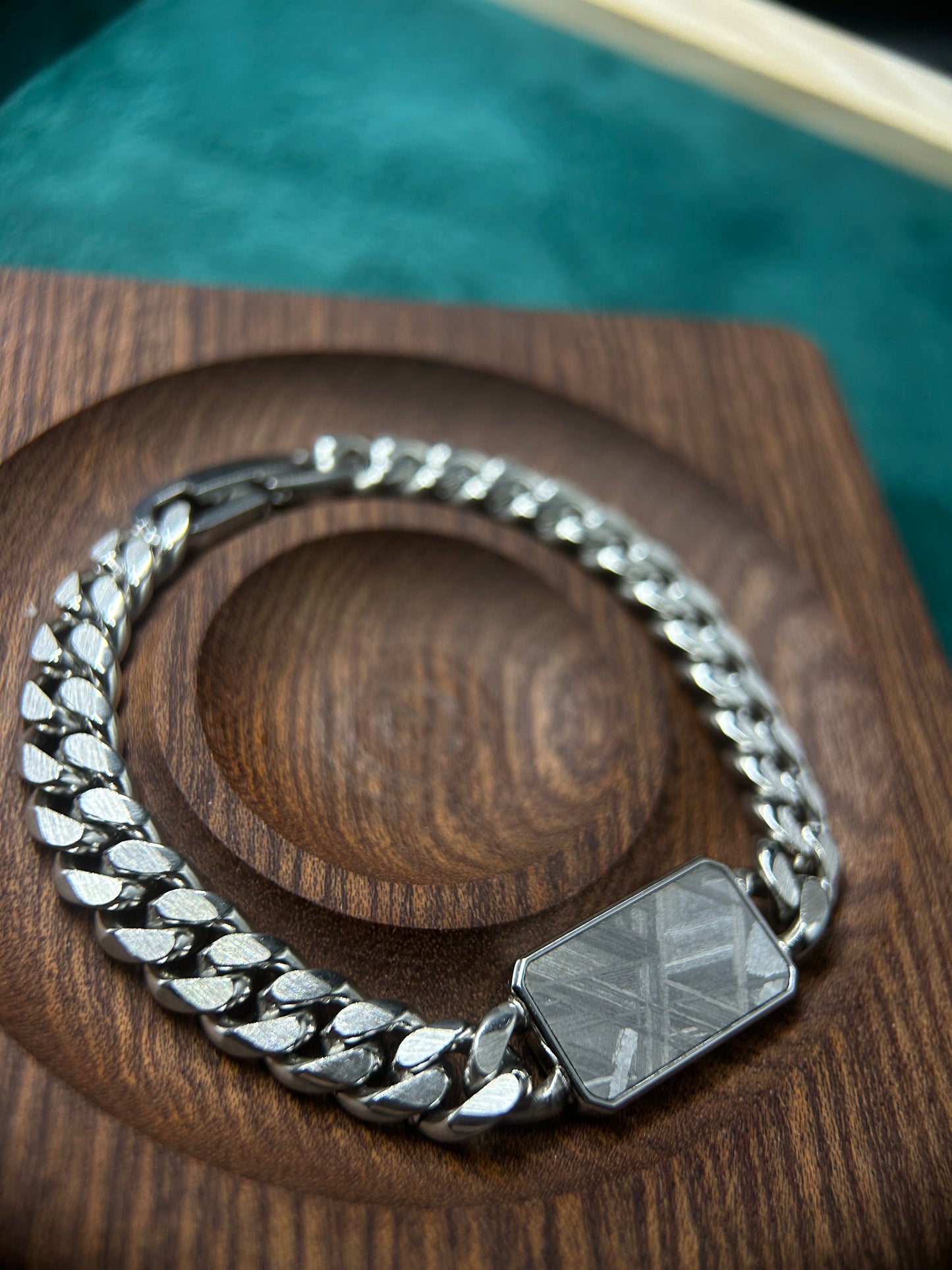 Muonionalusta Meteorite Bracelet – Fine Octahedrite from Sweden – 18 × 12 mm Slice – 17–20 cm Bracelets– Certificate & Gift Box Included