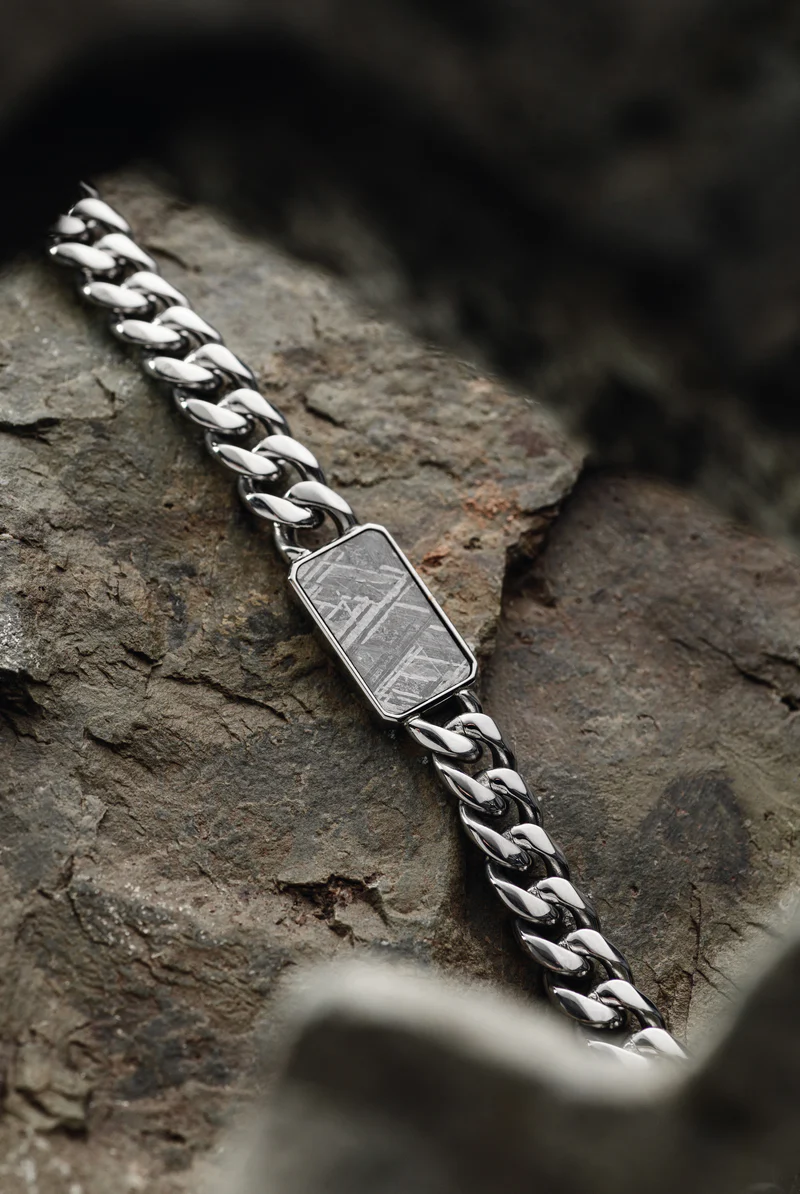 Muonionalusta Meteorite Bracelet – Fine Octahedrite from Sweden – 18 × 12 mm Slice – 17–20 cm Bracelets– Certificate & Gift Box Included