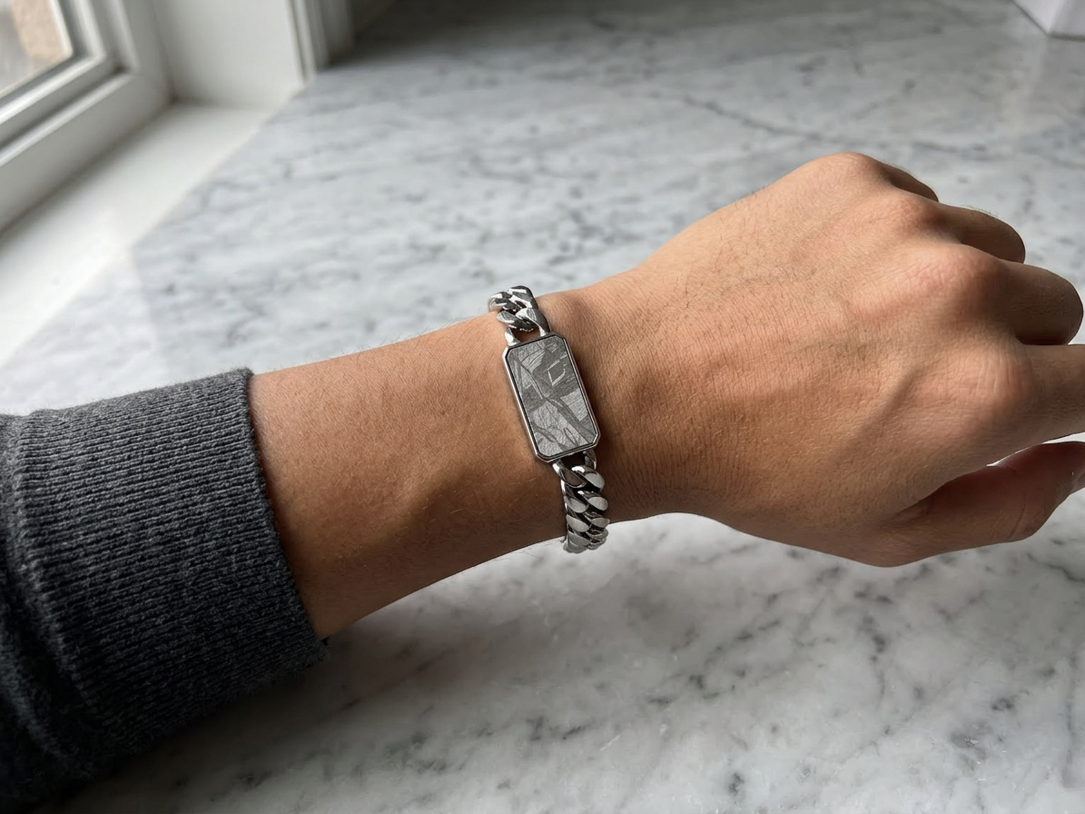 Muonionalusta Meteorite Bracelet – Fine Octahedrite from Sweden – 18 × 12 mm Slice – 17–20 cm Bracelets– Certificate & Gift Box Included