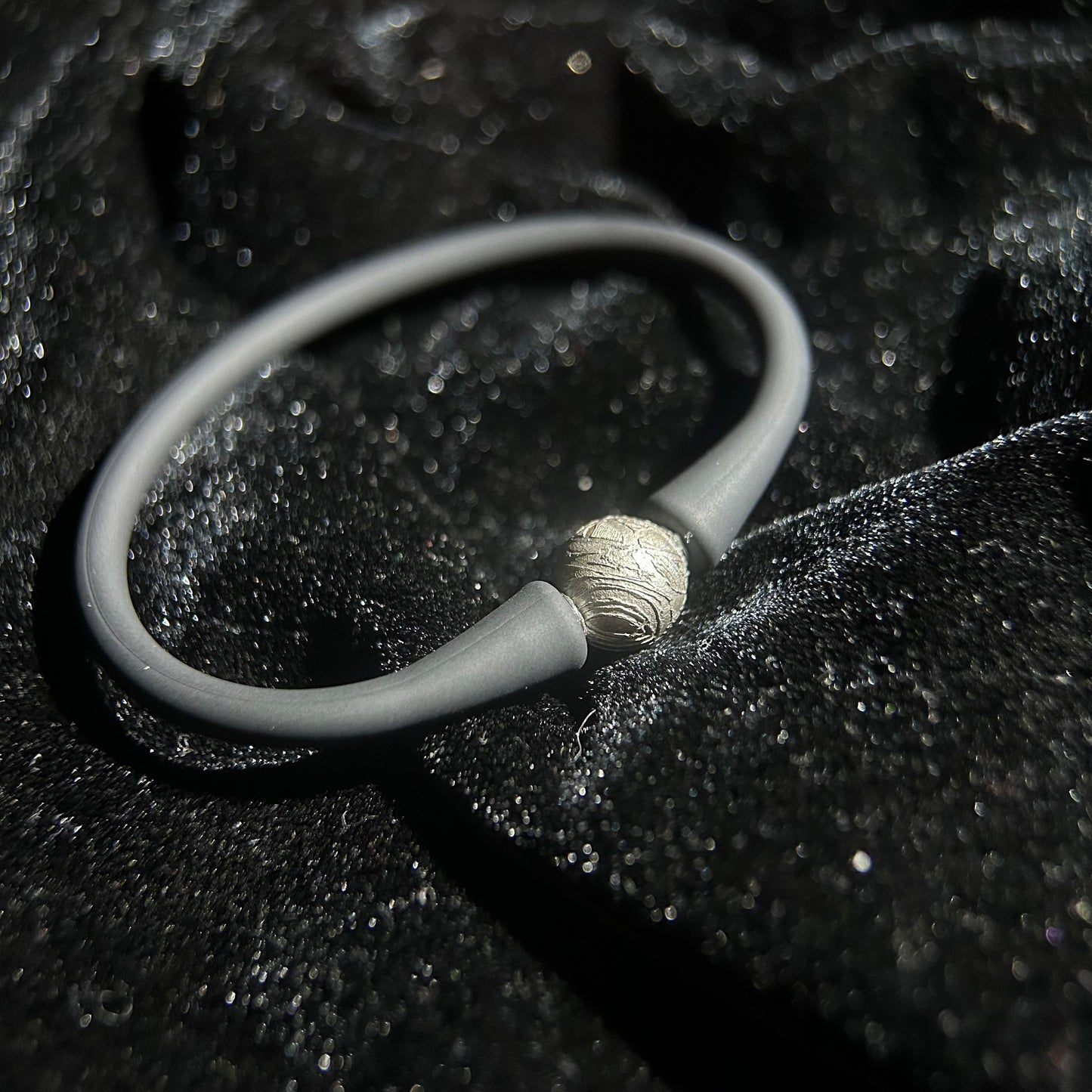 Genuine Iron Meteorite Bead Bracelet | Widmanstätten Pattern Center Bead | Stretch Rubber Wristband | Minimal Unisex Gift