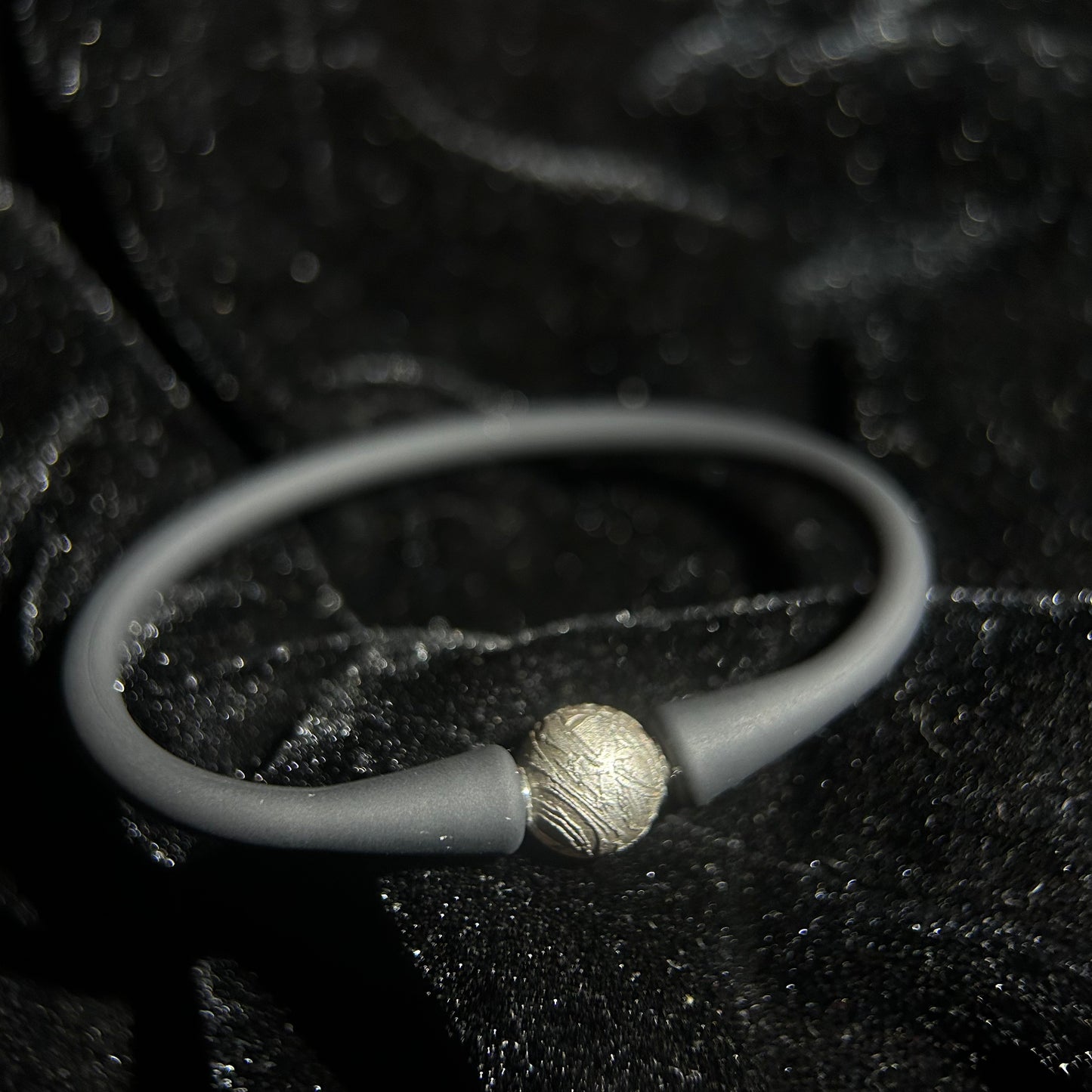 Genuine Iron Meteorite Bead Bracelet | Widmanstätten Pattern Center Bead | Stretch Rubber Wristband | Minimal Unisex Gift
