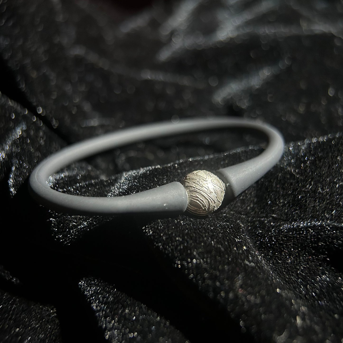 Genuine Iron Meteorite Bead Bracelet | Widmanstätten Pattern Center Bead | Stretch Rubber Wristband | Minimal Unisex Gift