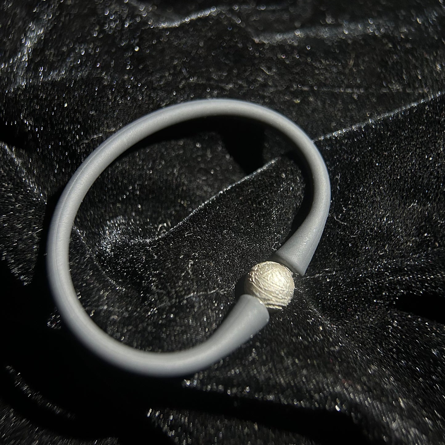 Genuine Iron Meteorite Bead Bracelet | Widmanstätten Pattern Center Bead | Stretch Rubber Wristband | Minimal Unisex Gift