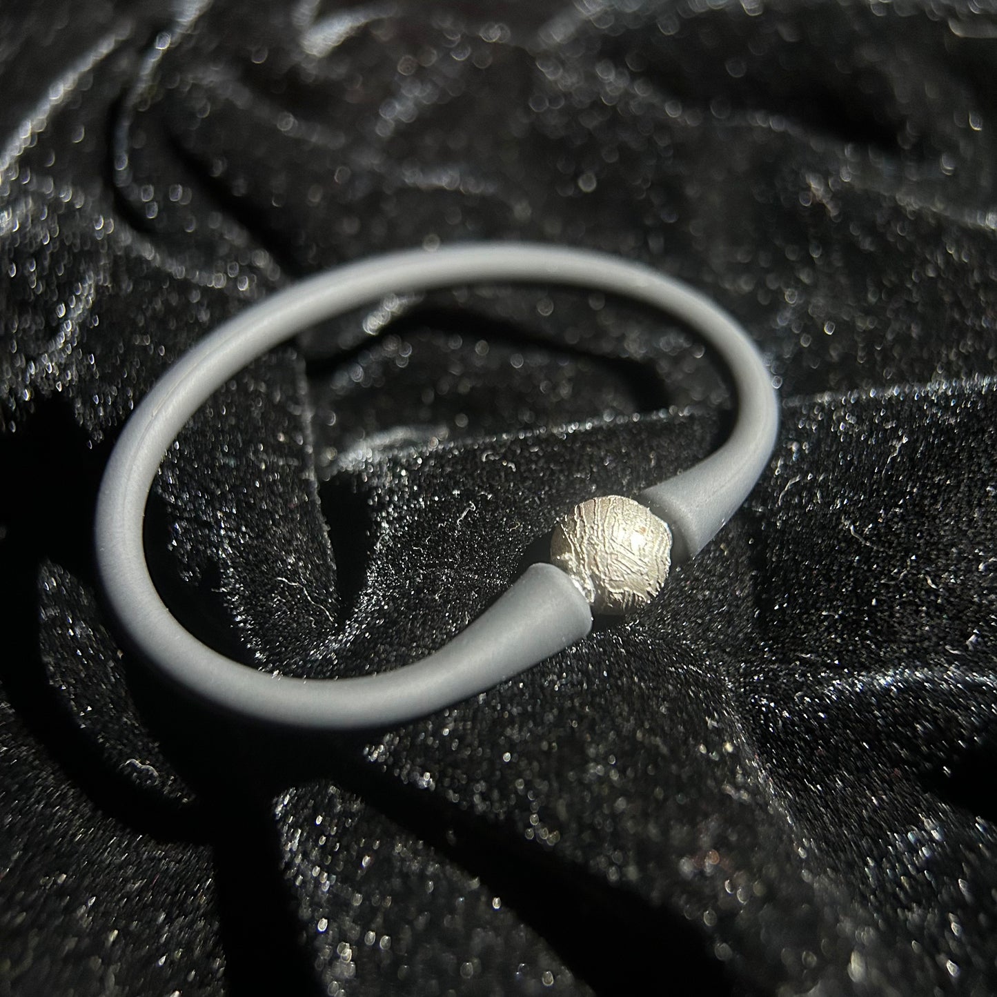 Genuine Iron Meteorite Bead Bracelet | Widmanstätten Pattern Center Bead | Stretch Rubber Wristband | Minimal Unisex Gift