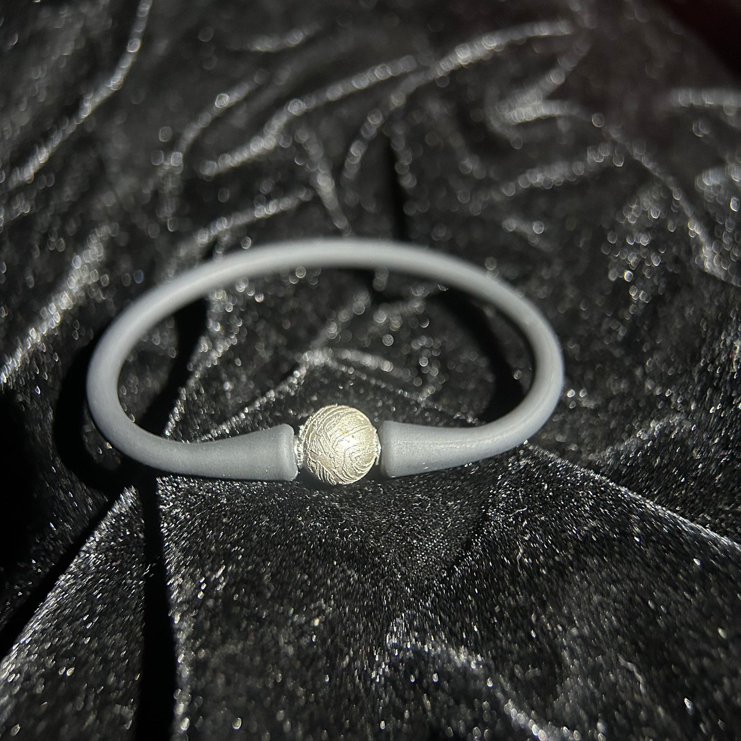 Genuine Iron Meteorite Bead Bracelet | Widmanstätten Pattern Center Bead | Stretch Rubber Wristband | Minimal Unisex Gift