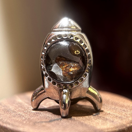 Broche cohete de meteorito Sericho, pin espacial de plata esterlina, joyería celestial, regalo único de ciencia ficción para él y para ella, regalo de graduación