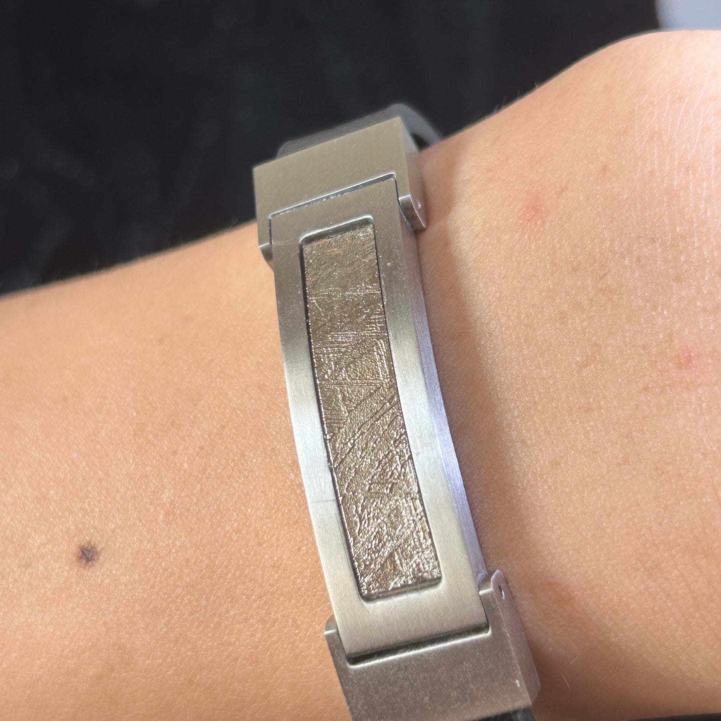 Muonionalusta Iron Meteorite Bracelet — 26×12mm Etched Inlay | Widmanstätten Pattern — COA & Gift Box