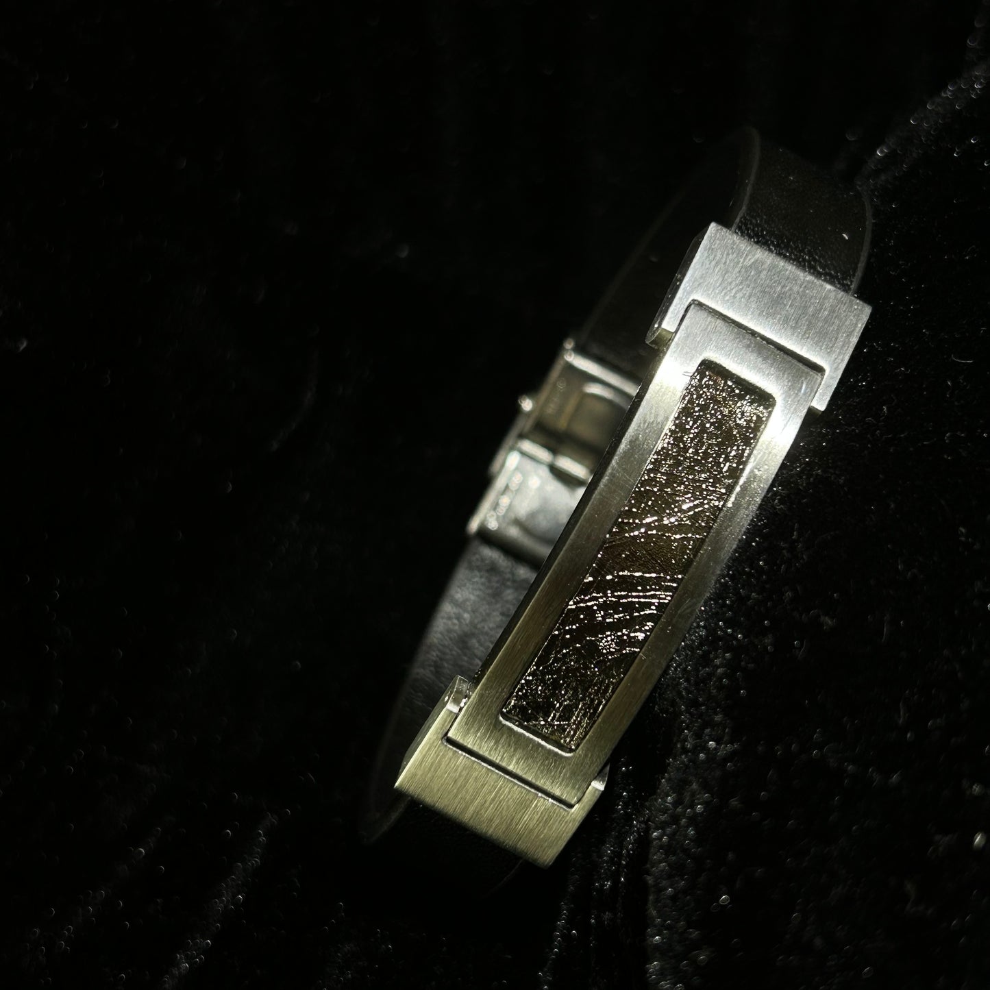 Muonionalusta Iron Meteorite Bracelet — 26×12mm Etched Inlay | Widmanstätten Pattern — COA & Gift Box