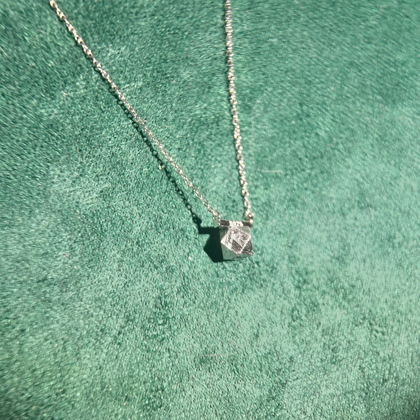 アレタイ隕石ダイヤモンドペンダントネックレス（6mm）— 925スターリングシルバー