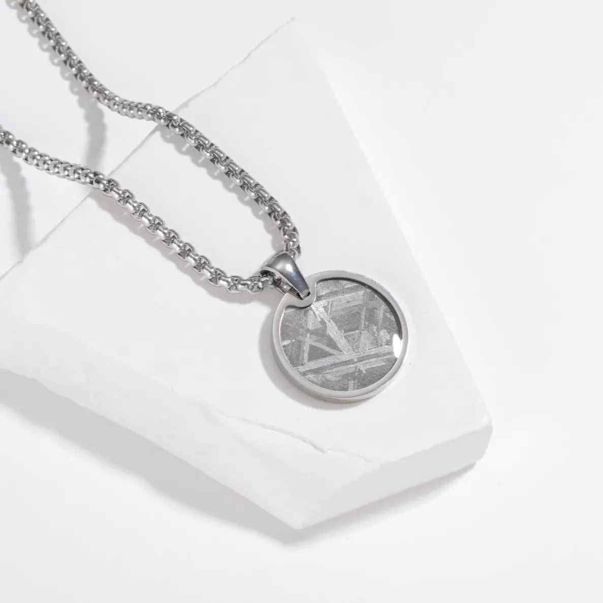 Pendentif Rond en Météorite de Fer Muonionalusta Plaqué Argent Authentique - Bijoux de Guérison en Météorite Muonionalusta