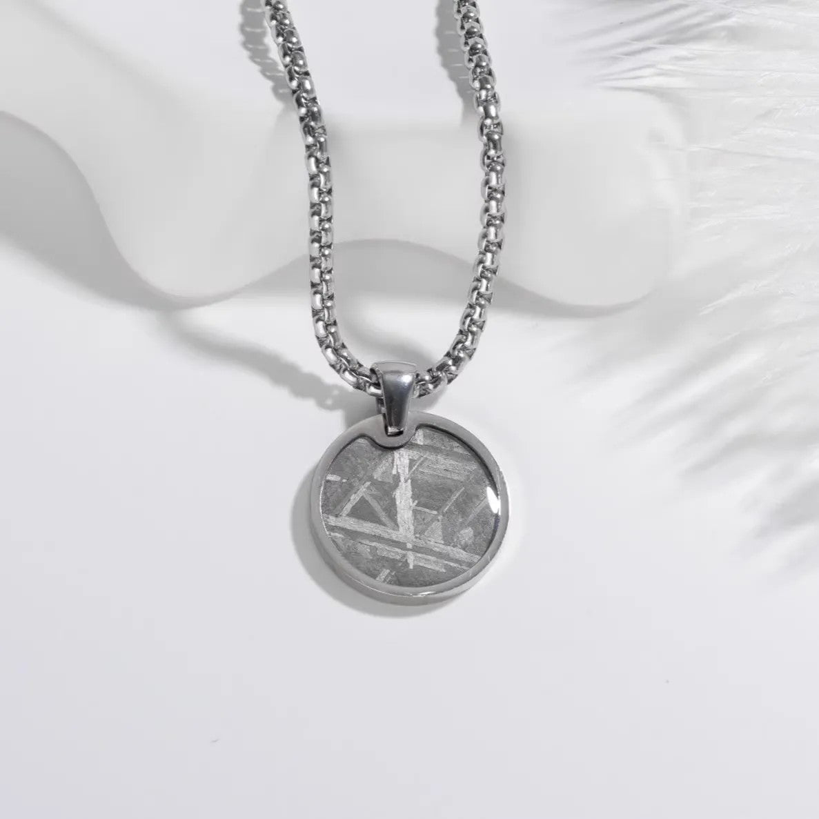 Pendentif Rond en Météorite de Fer Muonionalusta Plaqué Argent Authentique - Bijoux de Guérison en Météorite Muonionalusta