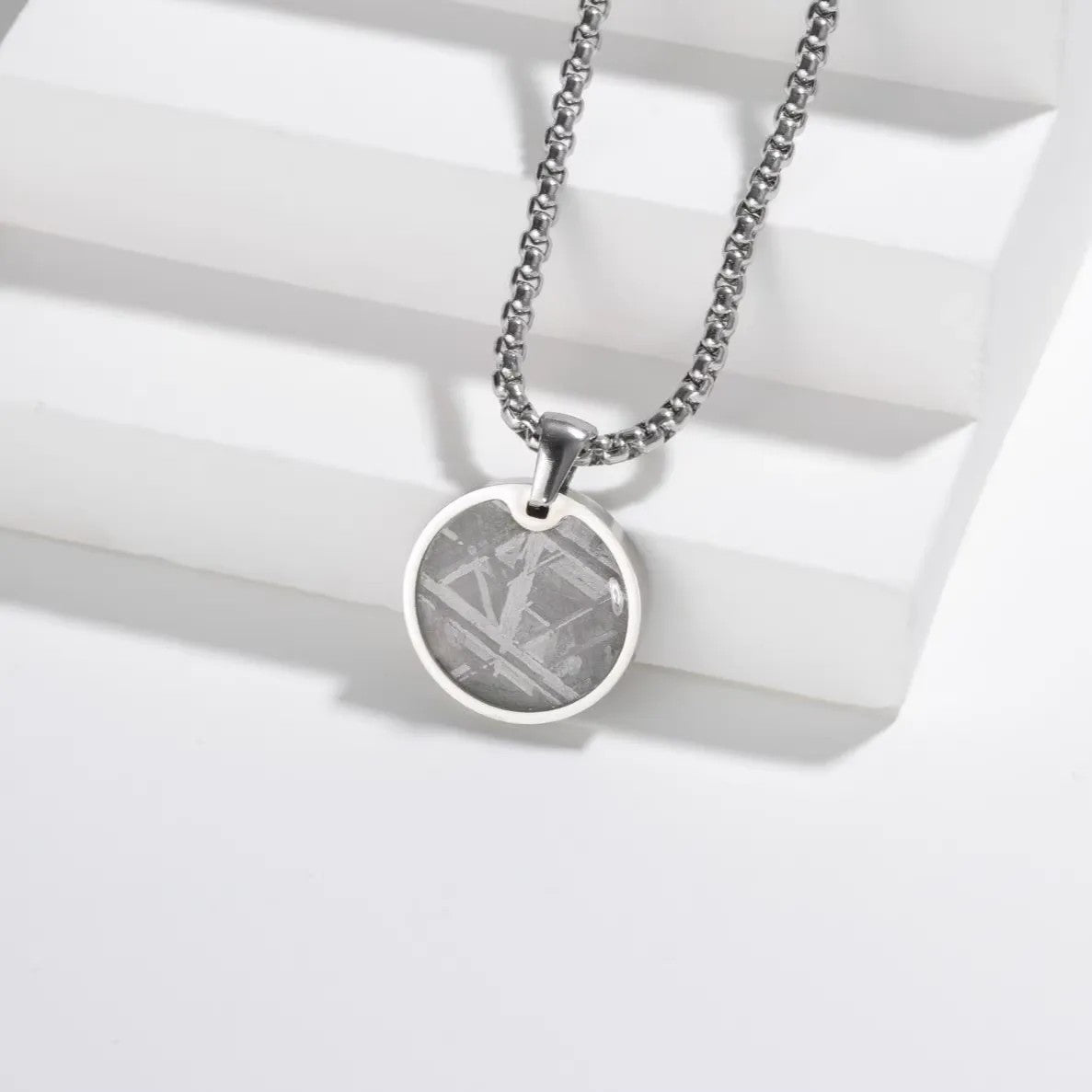Pendentif Rond en Météorite de Fer Muonionalusta Plaqué Argent Authentique - Bijoux de Guérison en Météorite Muonionalusta