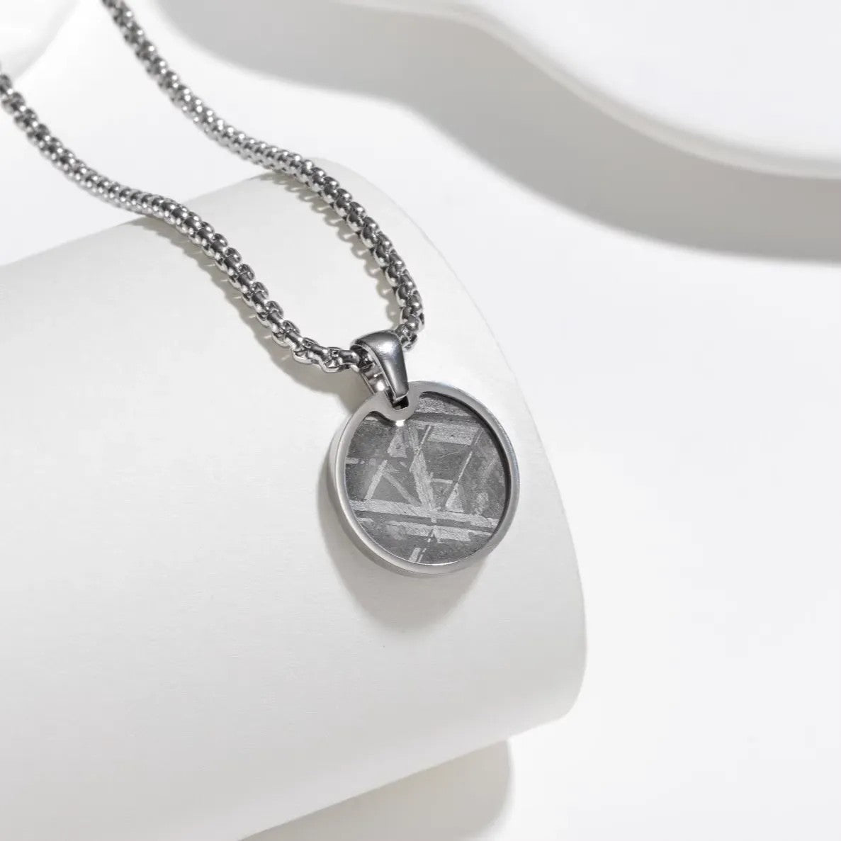 Pendentif Rond en Météorite de Fer Muonionalusta Plaqué Argent Authentique - Bijoux de Guérison en Météorite Muonionalusta