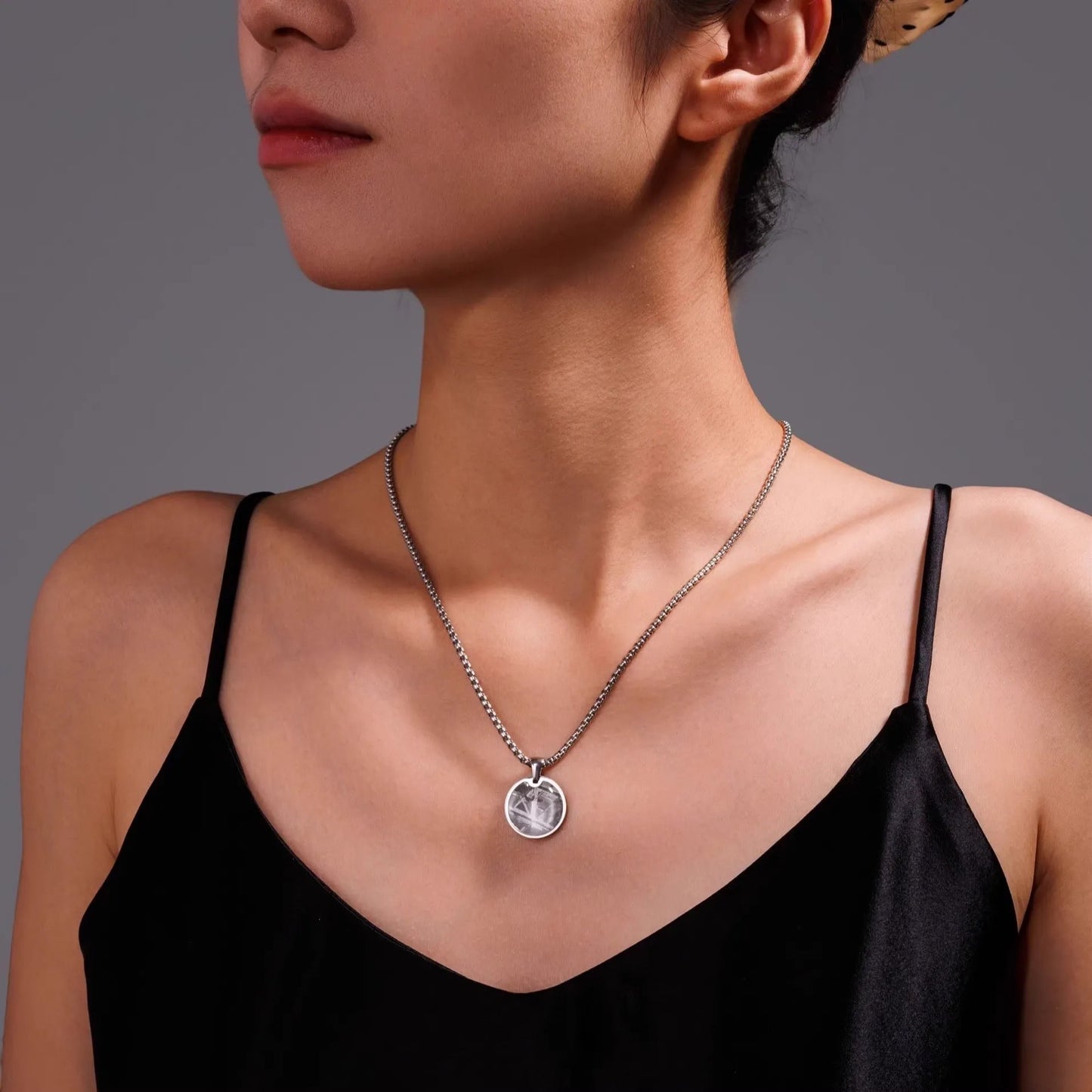Pendentif Rond en Météorite de Fer Muonionalusta Plaqué Argent Authentique - Bijoux de Guérison en Météorite Muonionalusta