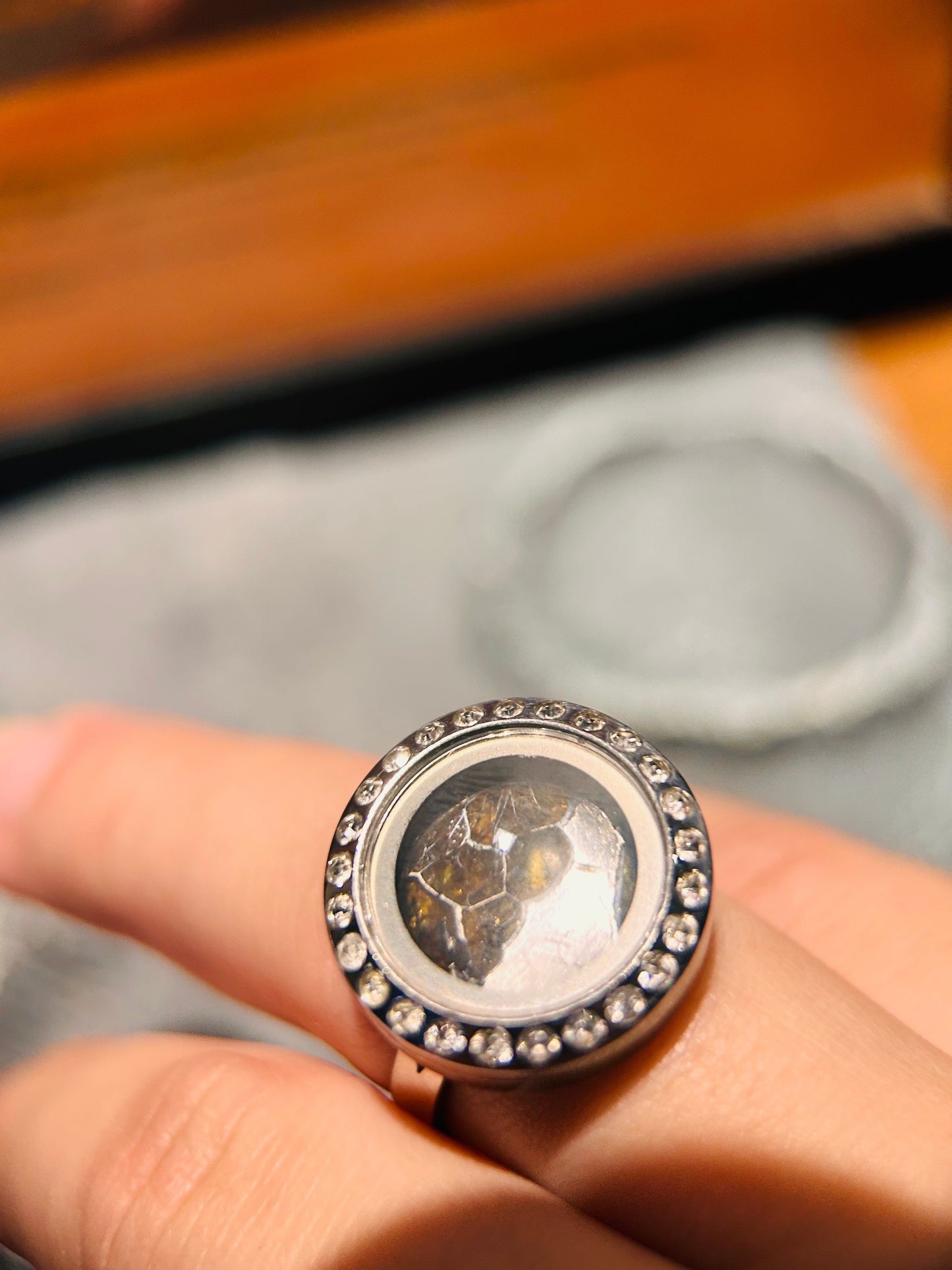 Hochwertiger Sericho Pallasit Meteorit Mondring: Sterlingsilber Weltraum-Edelstein, kosmischer Ehering, einzigartige Geschenke für Sie