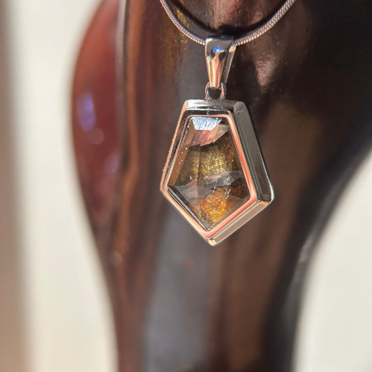 Collar de Meteorito Pallasita Sericho en Forma de Escudo de Alta Calidad, Regalo Único para el Día de San Valentín para Ella, Joyería Espacial con Colgante de Meteorito Real en Forma de Escudo